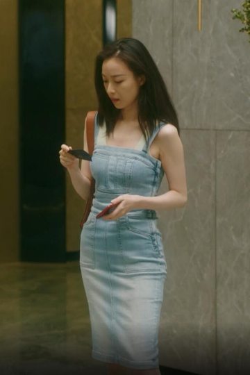 Ni Ni Zhu locks the same style denim suspender dress