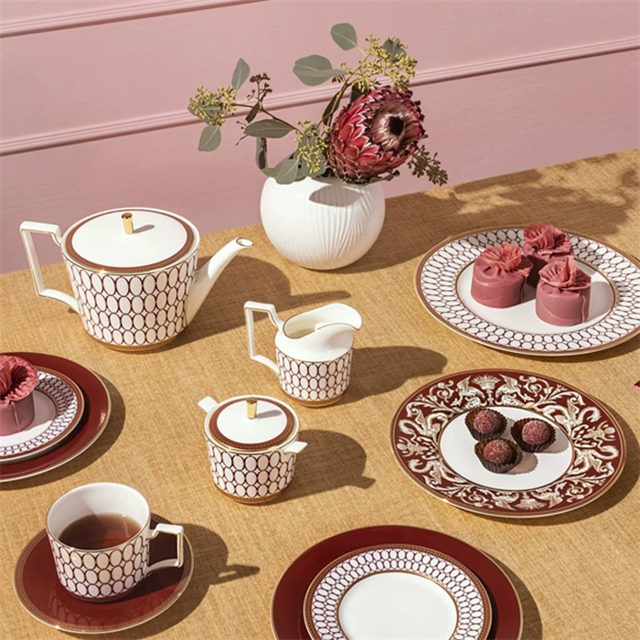 卞 卞 浗 浗 揣 揣 Wedgwood Renaissance Red