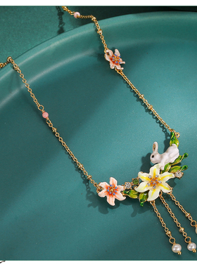 珐琅彩釉双色水仙花生肖兔锁骨链