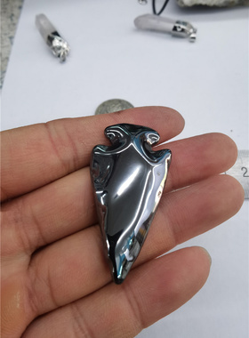 赤铁放透祼石个性百搭箭头吊坠