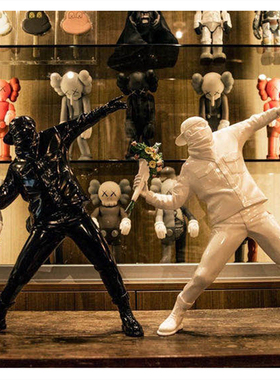 BANKSY扔花人者白色潮流玩具摆件