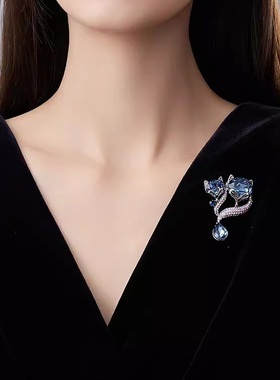 蓝水晶狐狸胸针高档女时尚动物胸花小众设计感别针西装配饰新款