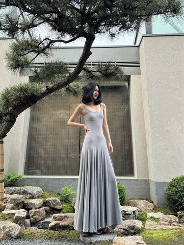 Louis Helin 步步生莲系列夏日吊带紧身吊带超大摆包臀加长连衣裙 - 图2