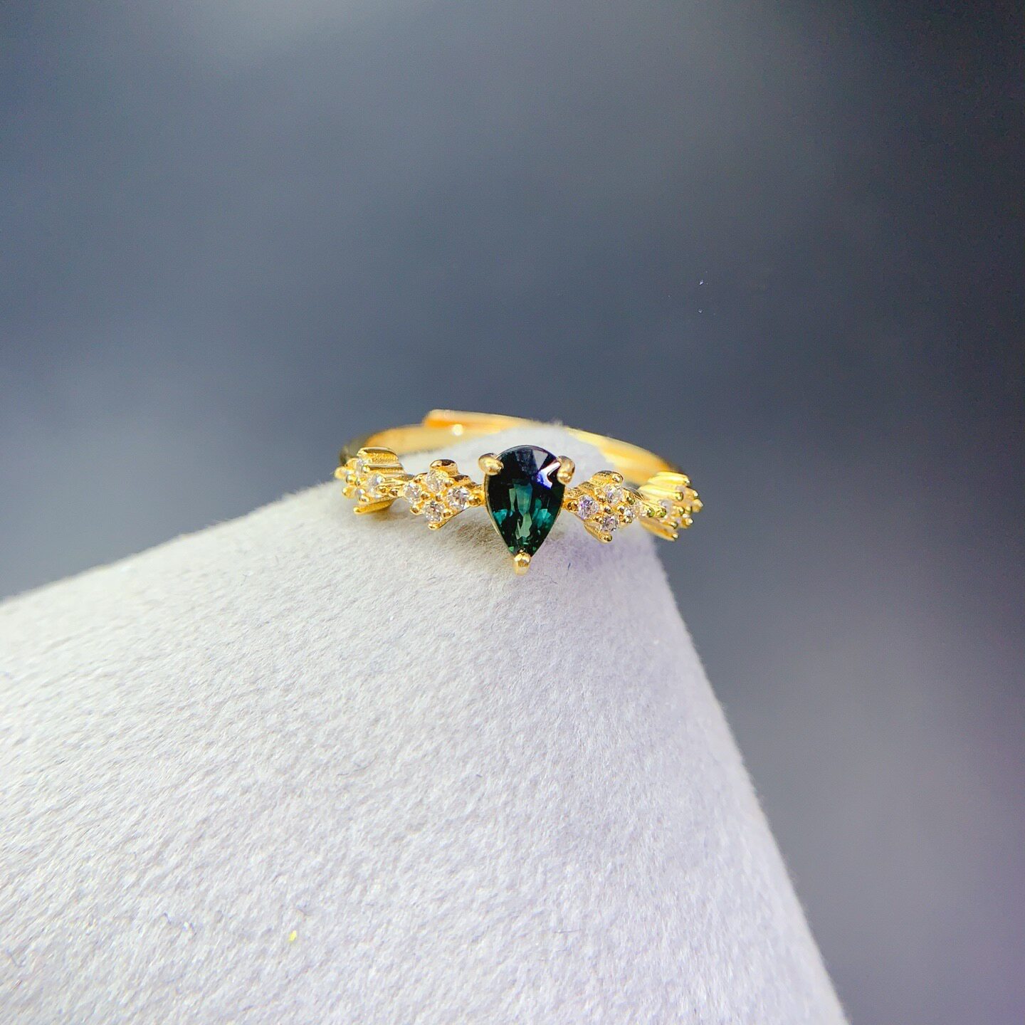 New natural sapphire ring 925 silver gold plated main stone 4*6mm fashionable water drop live ring