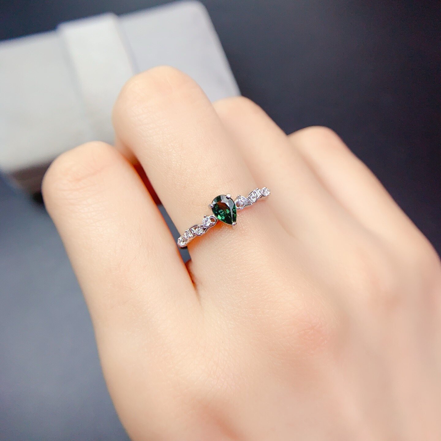 New natural green sapphire ring 925 silver gold plated main stone 4*6mm fashionable and versatile live ring