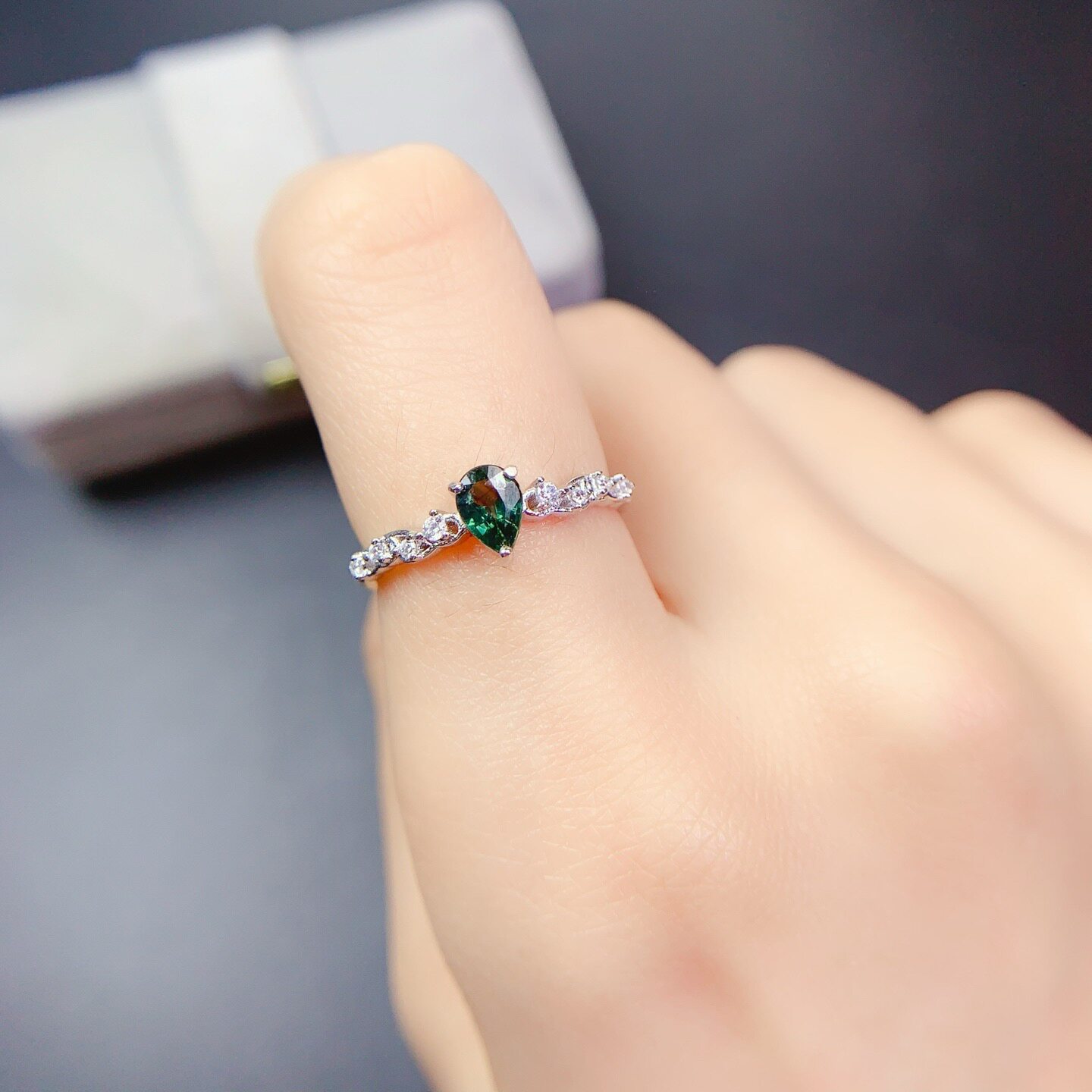 New natural green sapphire ring 925 silver gold plated main stone 4*6mm fashionable and versatile live ring