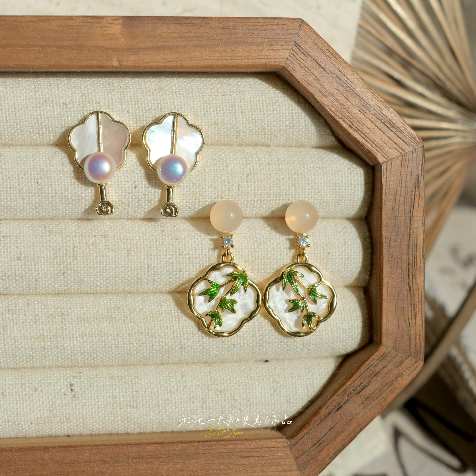 《芭蕉扇》原创新复古国风白色贝母扇子粉光马贝珍珠小巧耳钉耳环 - 图0