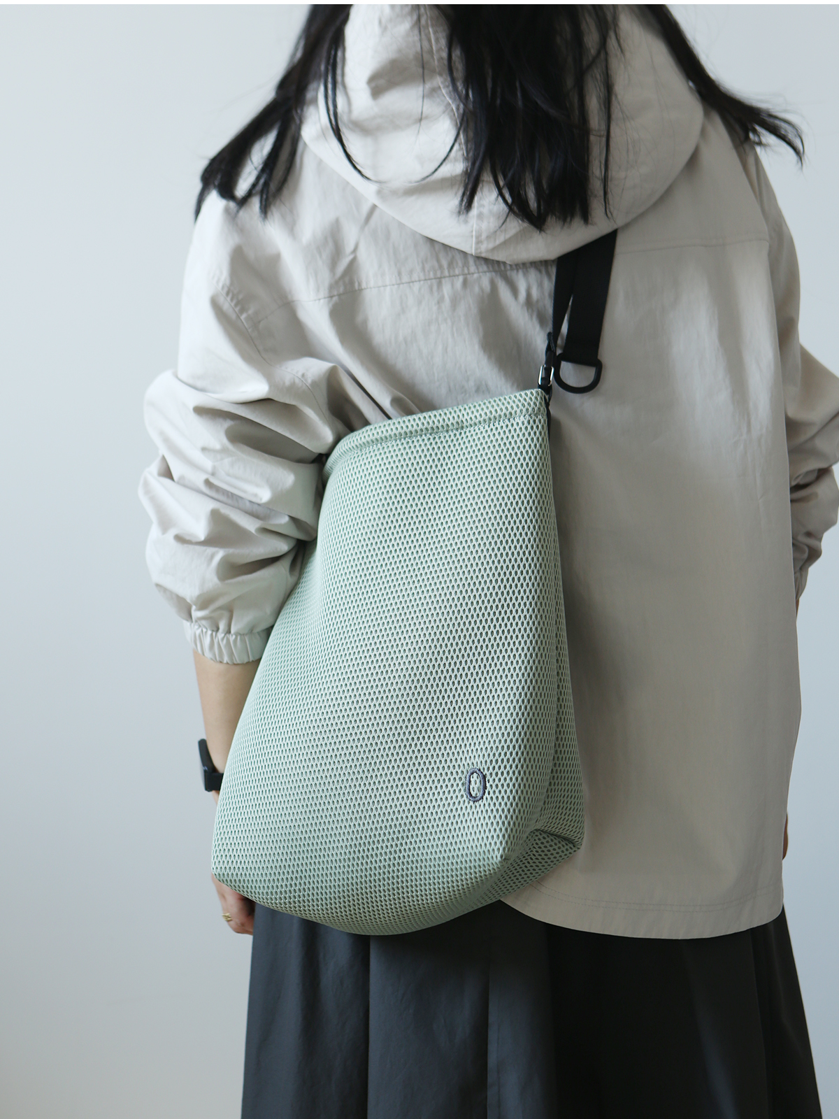 布谷森林女士单肩包休闲运动男女款日系网眼大容量水桶斜挎包B512 - 图3