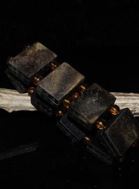 藏式天然牛角长方牌子手链
长3厘