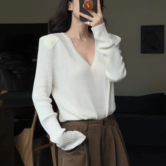 白色针织衫2025新款宽松慵懒风内搭v领毛线衣女春秋外穿薄款上衣