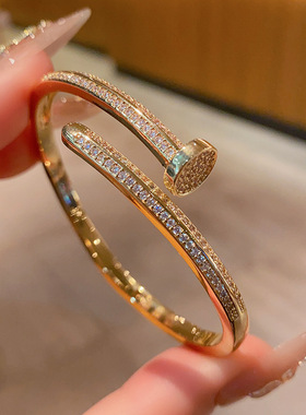 2026新款钉子手镯女时尚百搭手环手饰轻奢小众设计感高级感手镯女