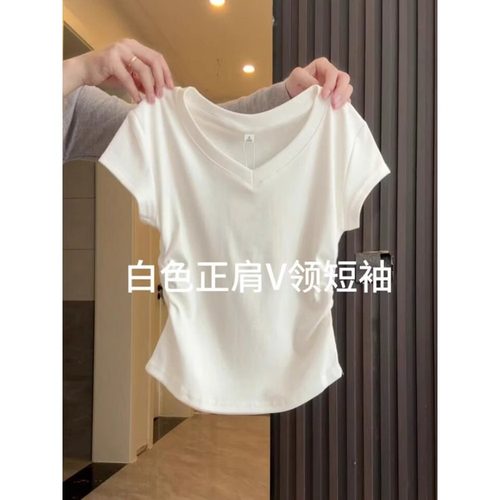 高级感杏色短袖正肩t恤女夏2025新款修身短款上衣收腰V领半袖纯棉 - 图1