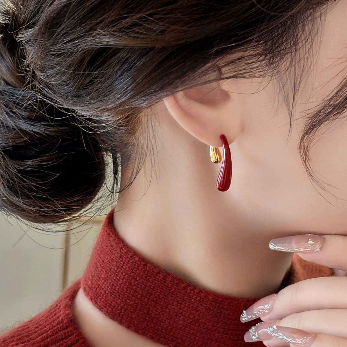 一款两戴酒红色水滴耳钉轻奢高级感气质喜庆2025本命年耳饰新中式,淘宝优惠券,粉丝福利购,淘宝优惠卷