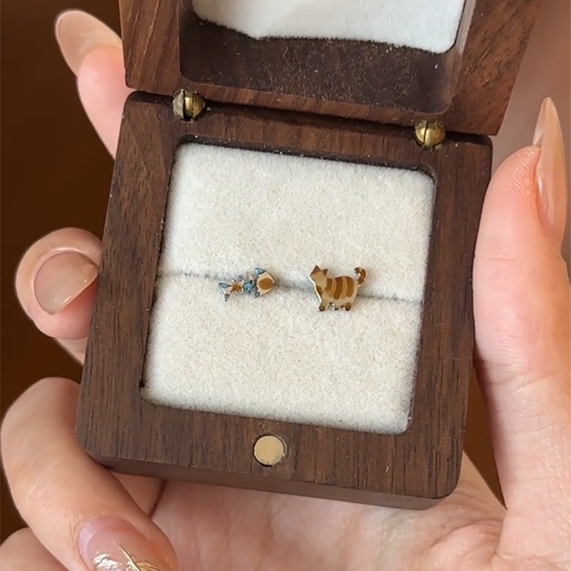 S925纯银棕色系可爱小猫鱼干耳钉女百搭简约甜酷风不对称耳环耳饰,淘宝优惠券,粉丝福利购,淘宝优惠卷