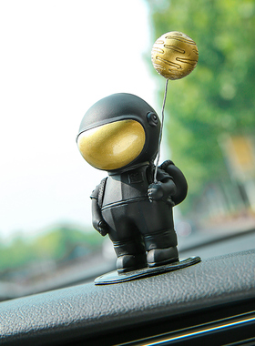 手握星辰潮玩车载男神宇航员摆件