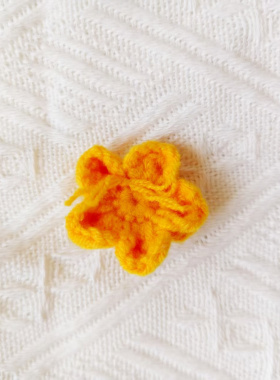 手工钩织胸针可爱针织毛线布艺泡芙花朵别针衣服包包毛衣装饰胸花