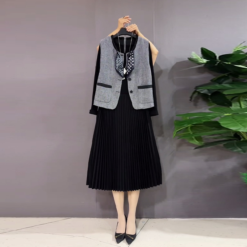 加肥大码女装圆领马甲百褶裙摆长袖连衣裙气质通勤风显瘦两件套潮 - 图2