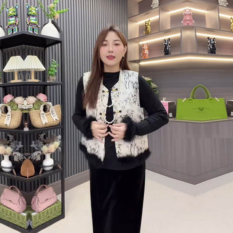 大码女装盘扣花纹马甲胖妹妹黑色显瘦2026新款简约毛毛袖口打底衫,淘宝优惠券,粉丝福利购,淘宝优惠卷