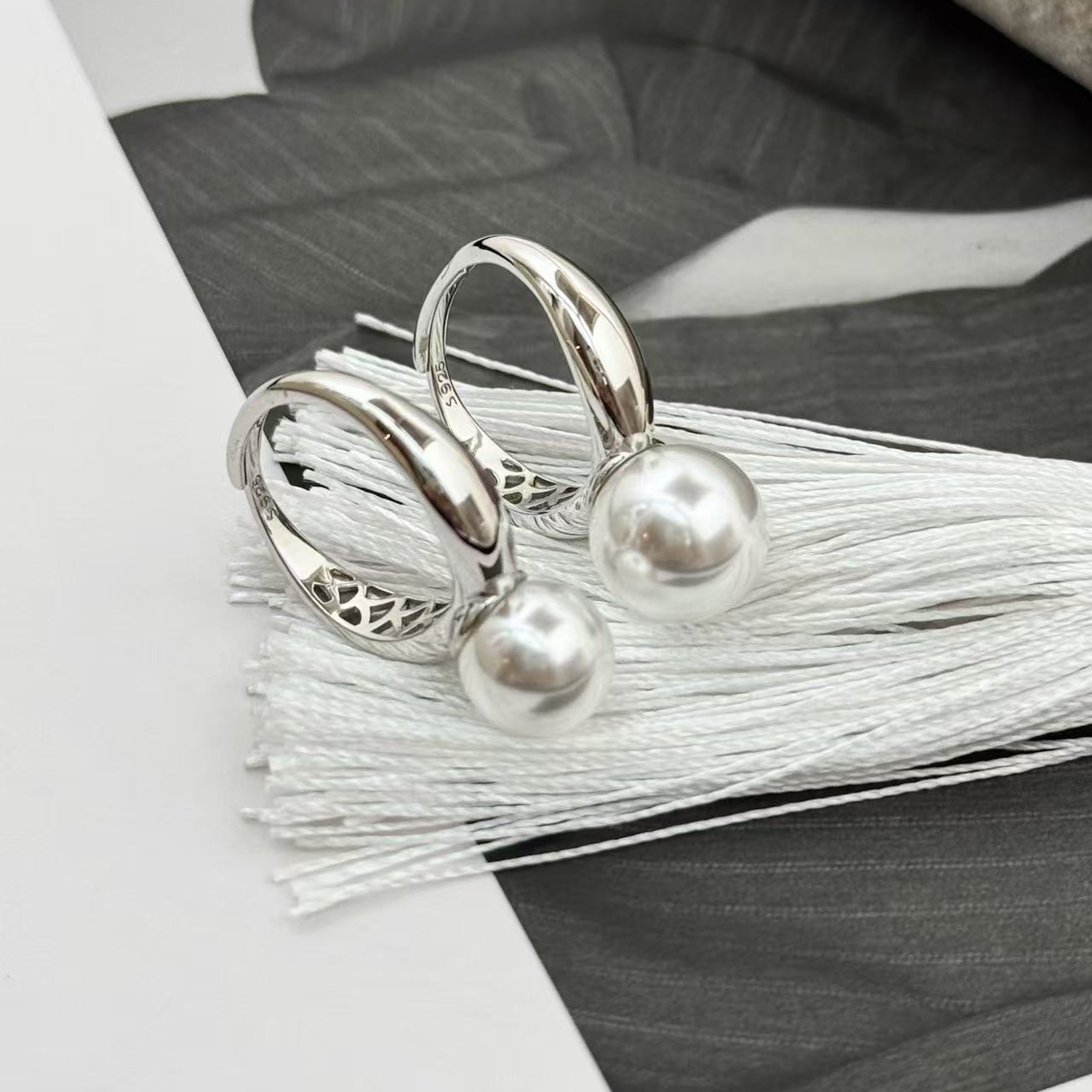 Minimalist high-end cold light Australian white pearl ring