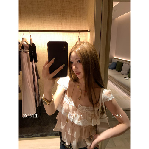 ZONEE/LEA宋亦雯 Camille的春天 法式雪纺方领蕾丝荷叶边吊带上衣 - 图0