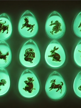 新奇特地摊货源夜光属相水晶吊坠