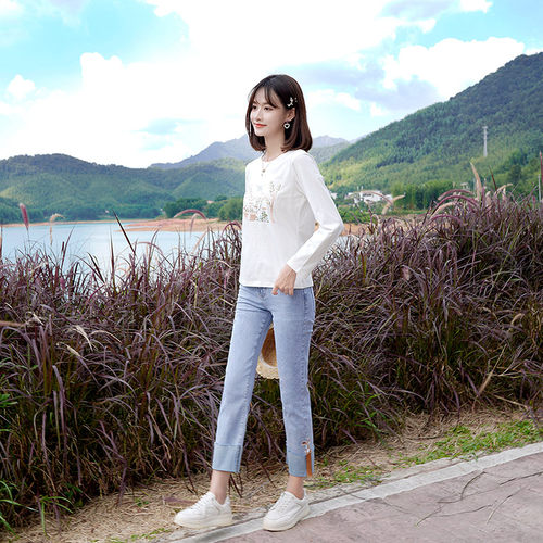 ATAR2025春秋新款通勤圆领长袖绣花T恤女简约修身显瘦打底衫上衣 - 图3