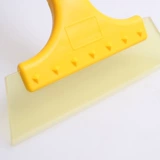 Автомобильные скребки с льдом и снежной лопатой в зимнем стекле Снеж снег