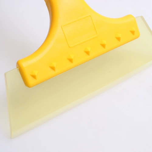 Автомобильные скребки с льдом и снежной лопатой в зимнем стекле Снеж снег