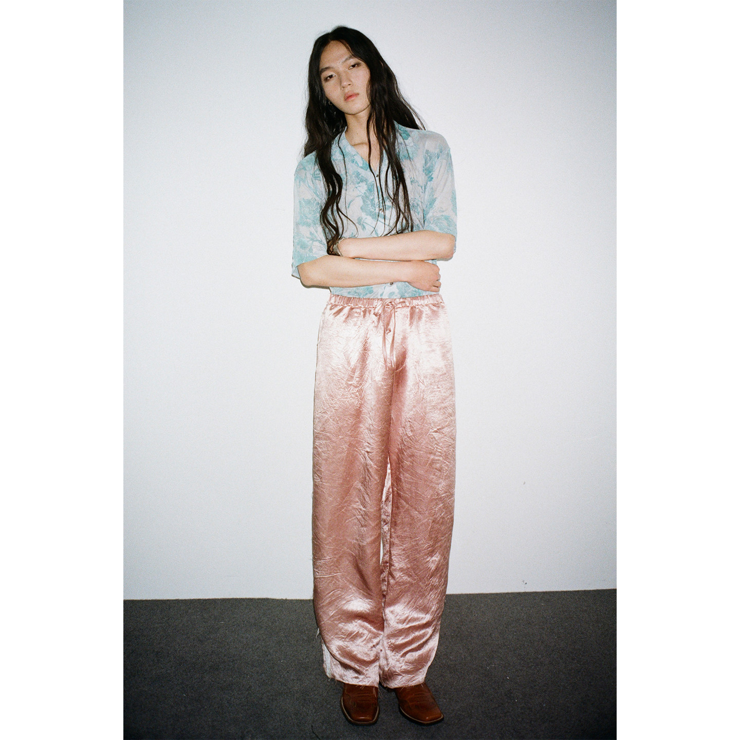 物理少年「粉白边界」醋酸褶皱肌理松紧腰头毛边撞色垂感休闲裤,淘宝优惠券,粉丝福利购,淘宝优惠卷