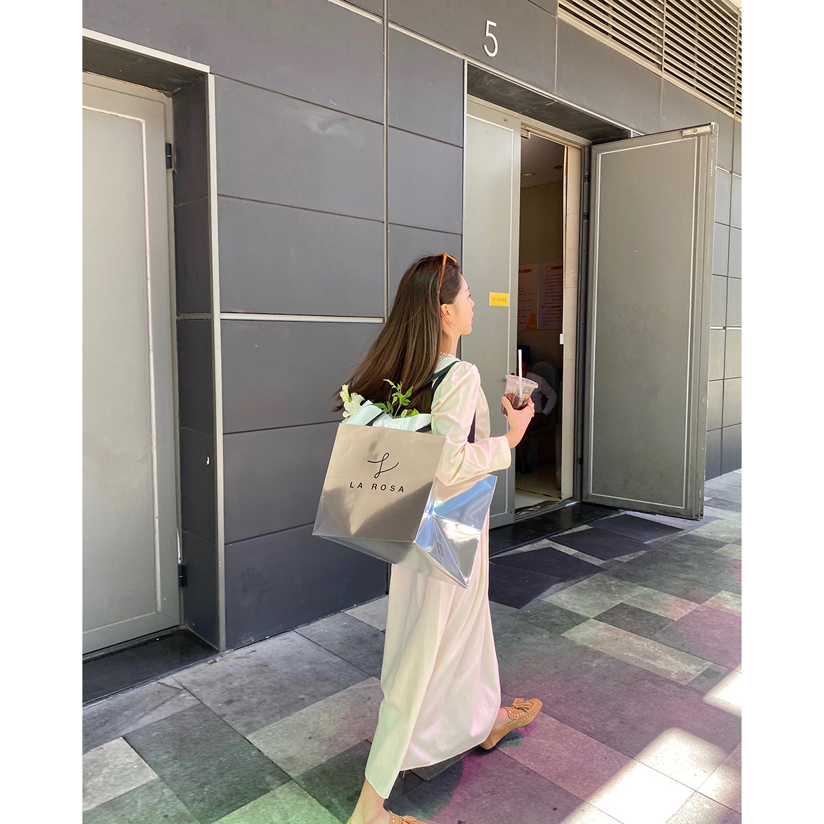 THEOPENDM 2022秋季新款慵懒时髦宽松收腰fà式极简风V领连衣裙女
