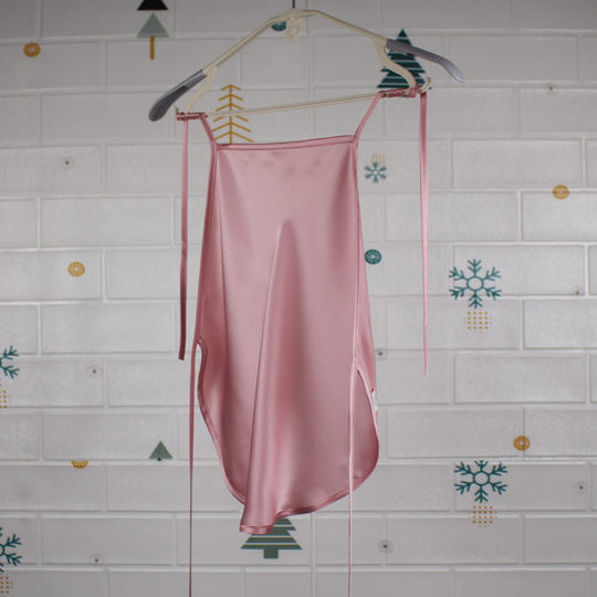 Antiker Damen-Pyjama mit Bauchband aus Seide, sexy und interessant