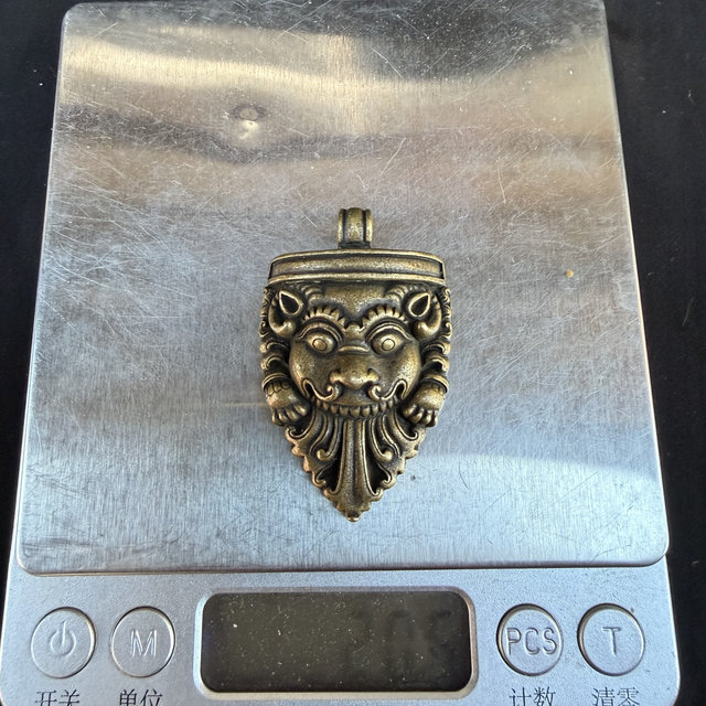 Antiques and miscellaneous antique Tibetan brass bazaar pendants, copper carving pendants, copper pendant accessories