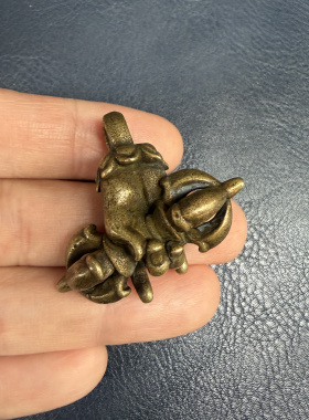 藏式黄铜做旧古朴金刚佛手手持法器金刚杵护身项链吊坠文玩挂件