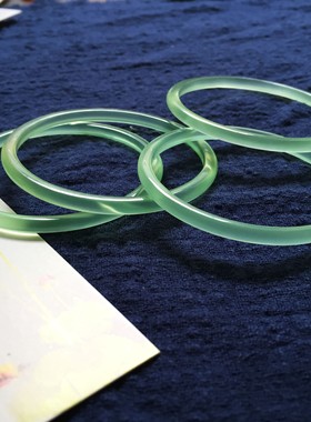 天然玛瑙温润绿玉髓手镯女生细条玉镯子叮当镯年轻款精致闺蜜礼物