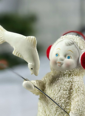 持续瓷生Department56陶瓷红靴子耳麦雪粉娃钓鱼圣诞节摆件工艺品