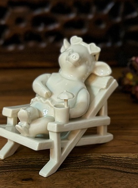 持续瓷生 出口陶瓷礼帽沙滩椅可爱猪摆件家居装饰工艺品