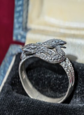 925纯银中古双蛇戒指，手工浮雕鳞纹细节拉满，双蛇交缠立体造型
