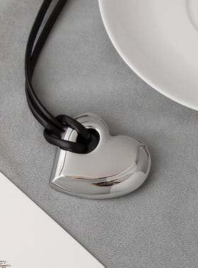 新款胸针项链 多用途高级感爱心皮绳链轻奢百搭小众立体长毛衣链