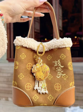 抱富马年三福宋锦流苏包挂件