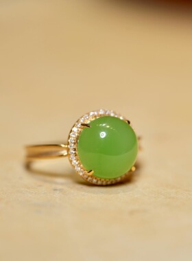 天然和田玉俄罗斯碧玉苹果绿圆蛋面戒指18k金镶嵌时尚百搭饰品