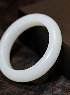 新疆和田玉手镯老料一级白女款宽扁厚装泥鳅背镯子正品带证书