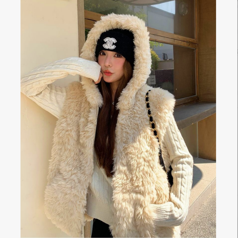 皮毛一体复古设计感连帽女秋冬款2025新款宽松无袖开衫毛毛外套 - 图0