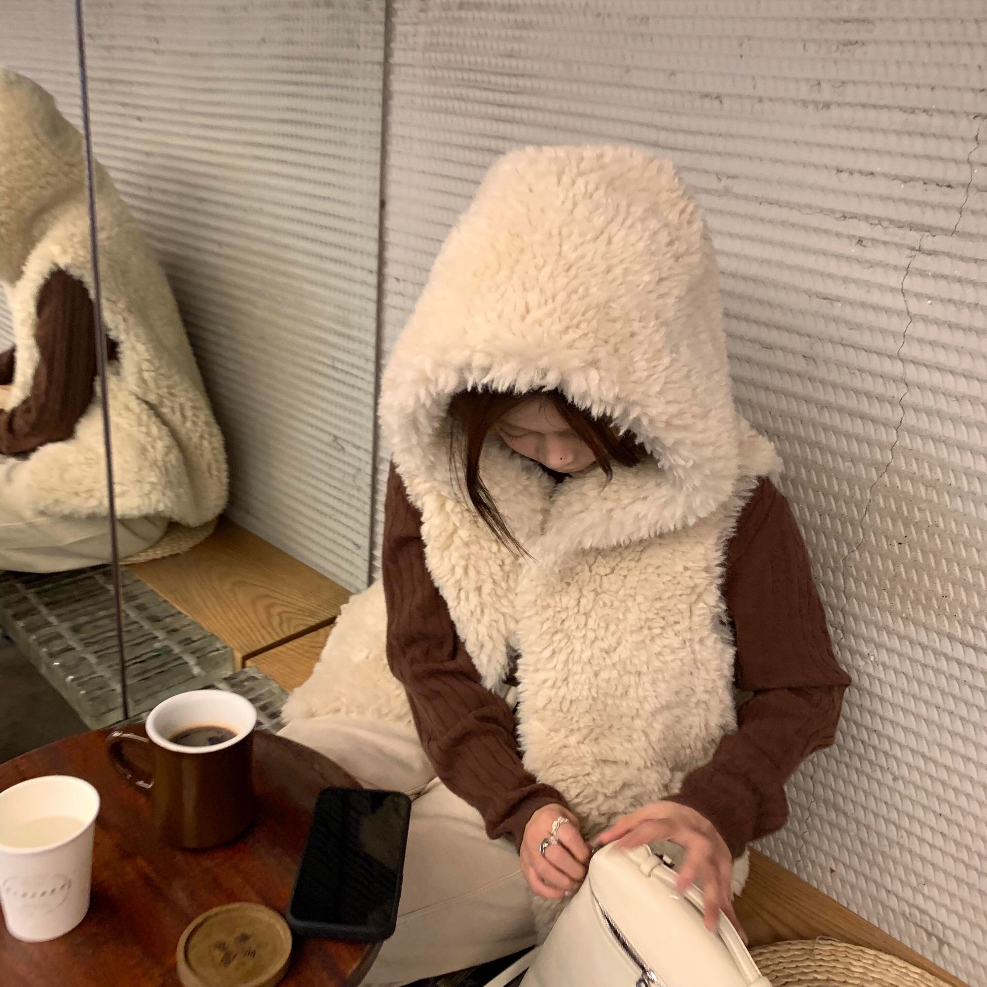 皮毛一体复古设计感连帽女秋冬款2025新款宽松无袖开衫毛毛外套 - 图3