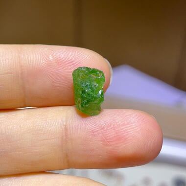 天然沙弗莱原石晶体通透颜色翠绿可打磨收藏矿标项链吊坠手串配饰