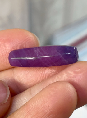 天然无烧无注胶无填充紫色红宝石长条六柱体原石打孔吊坠17.79ct