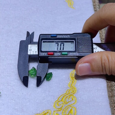 天然沙弗莱石原石晶体通透干净颜色绿无杂色可做耳饰手串锁骨链坠