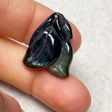 22.46ct天然蓝宝石寿桃雕刻件俏色雕挂坠 九月生辰石母亲妈妈礼物