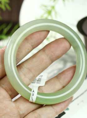 古晨和田玉翠青圆条手镯