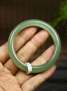 古晨和田玉湖水绿手镯