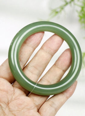 古晨和田玉湖水绿圆条手镯